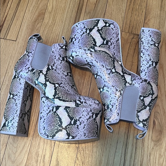 🛍️24 HR SALE🛍️Cult Gaia snakeskin print ultra high Zama platform booties - NWOB - Picture 3 of 8